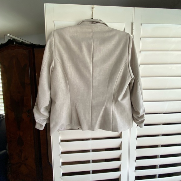 Amanda and Chelsea wheat colored blazer - Picture 2 of 3